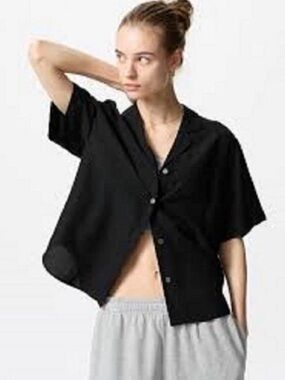 Uniqlo Linen Blend Open Collar Short Sleeve Button-Up Shirt In Black Size: M